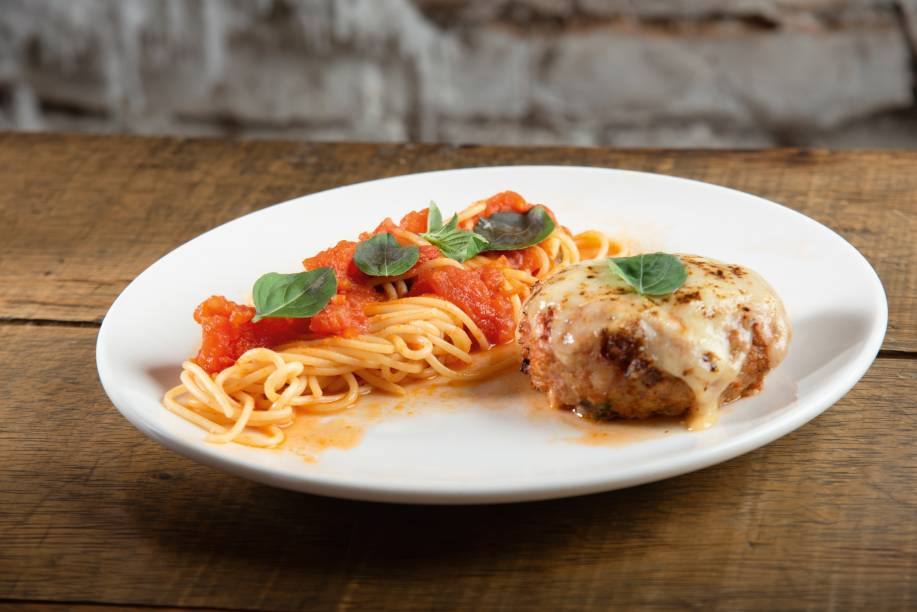 Balcone: polpettone recheada de muçarela e espaguete ao molho de tomate Balcone: polpettone recheada de muçarela e espaguete ao molho de tomate