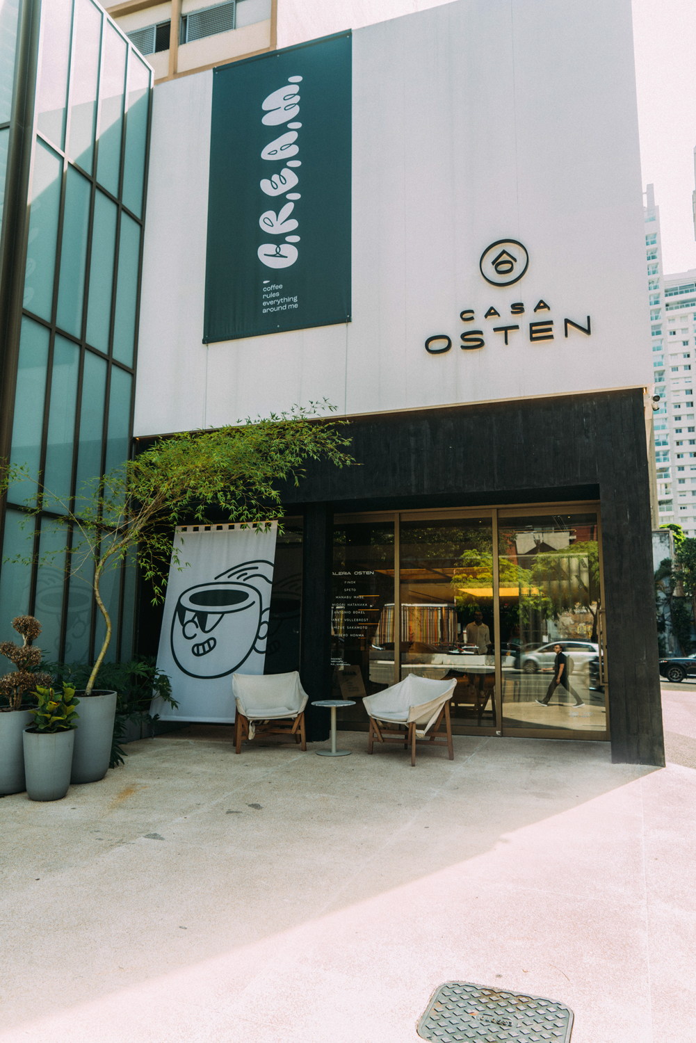 CREAM Café_Casa Osten_Créditos Divulgação (19).jpg Fachada com nome do café e porta de vidro