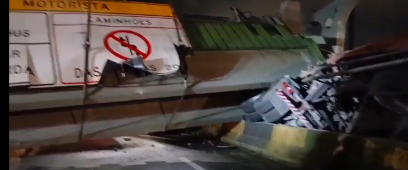 Carreta bate e derruba passarela sobre Via Anchieta sentido Santos (SP)