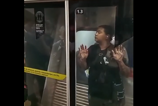 Mulher presa entre porta de vidro e vagão do metrô de SP