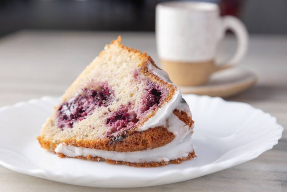 Malu Café: bolo de amoras com glacé Malu Café: bolo de amoras com glacé