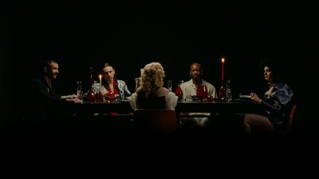 FILME O INTRUSO 2 Crédito Imovision Divulgação Banquete na mansão: encontro de família em 'O Intruso'