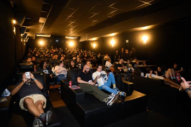 Leitores da revista na sala 2 do Cine Marquise