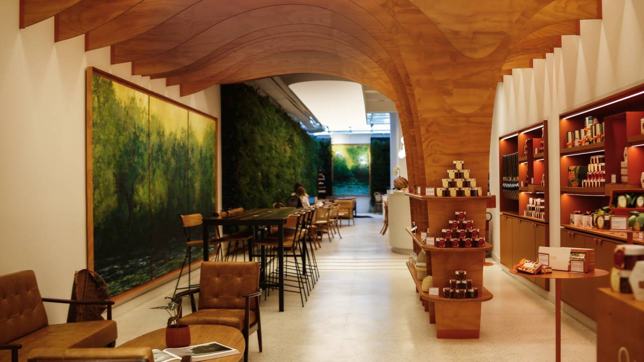 Loja com prateleiras e decoração em madeira