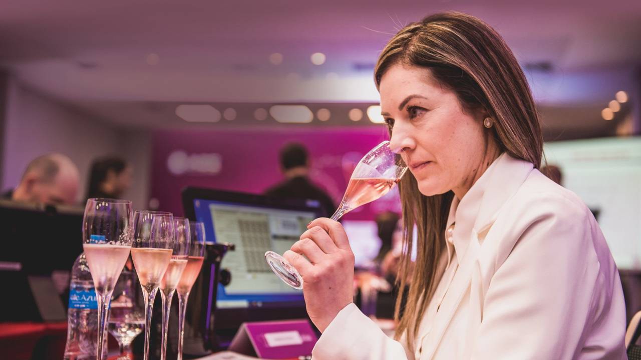 Mulher cheirando taça com vinho