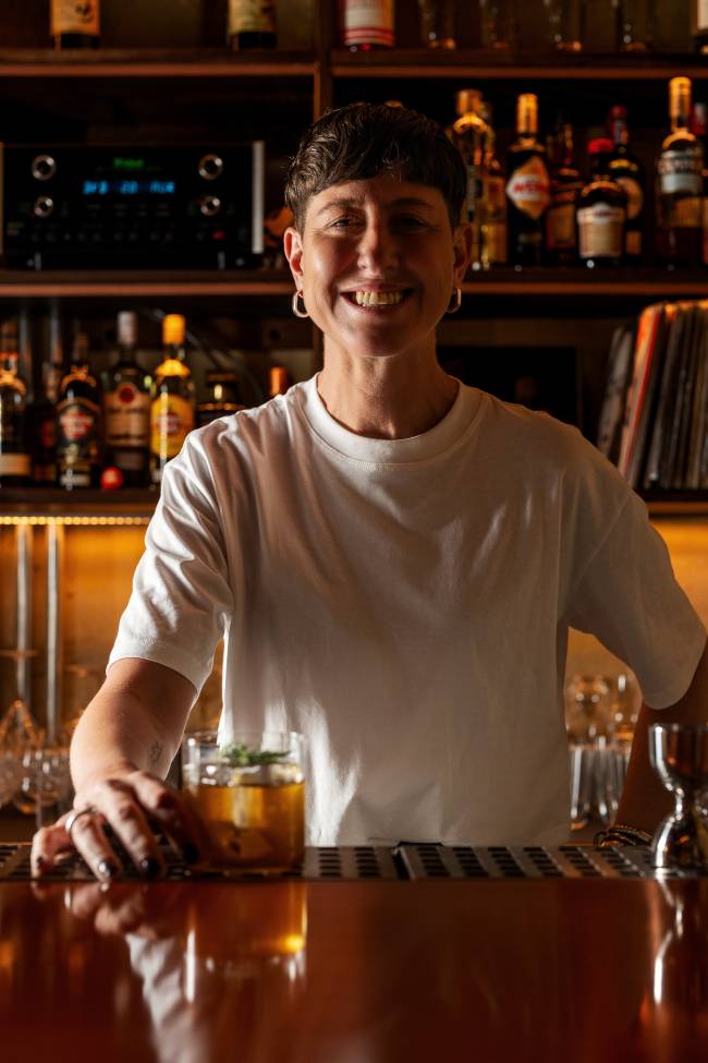 Ines de Los Santos, à frente do CoChinChina, na Argentina, em 22º lugar na lista do 50 Best Bars, e do Kotchi, em São Paulo. Ines de Los Santos, à frente do CoChinChina, na Argentina, em 22º lugar na lista do 50 Best Bars, e do Kotchi, em São Paulo.