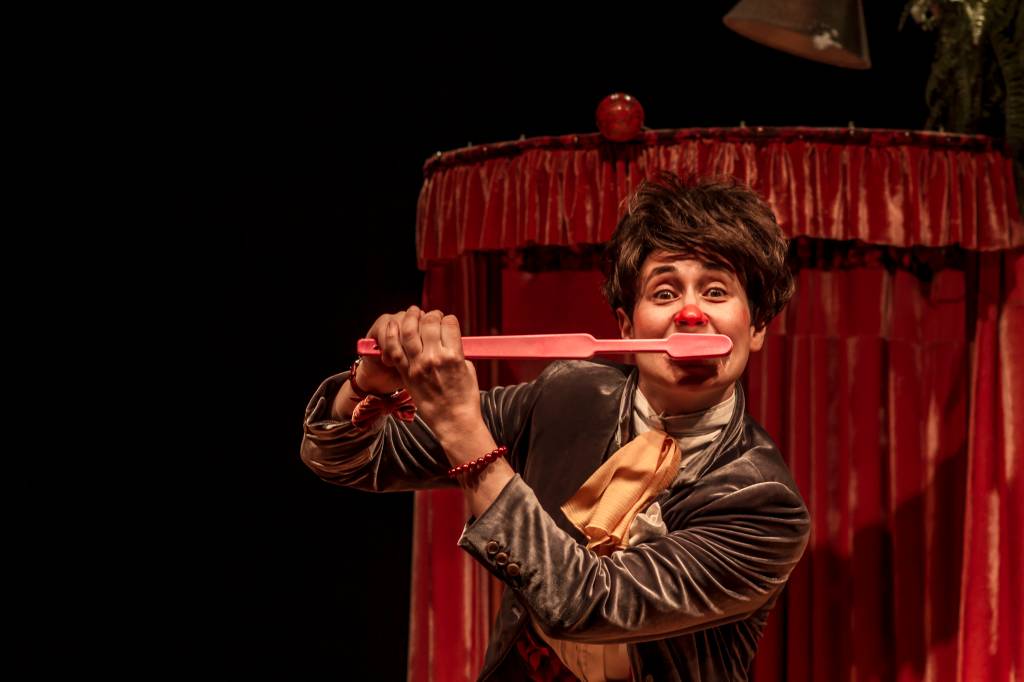 ‘Sobre a Pele dos Pêssegos’ tem a palhaça Olga em cartaz no Sesc Pinheiros