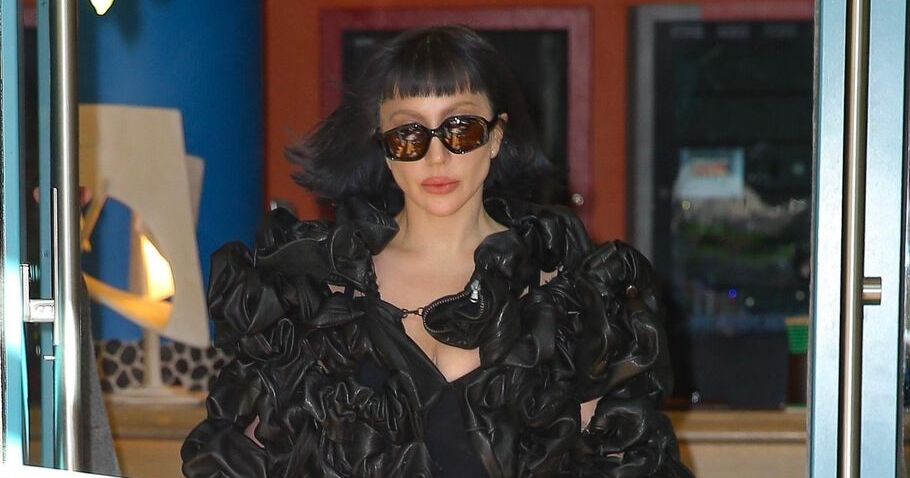 Lady Gaga usa óculos de grife brasileira no Saturday Night Live