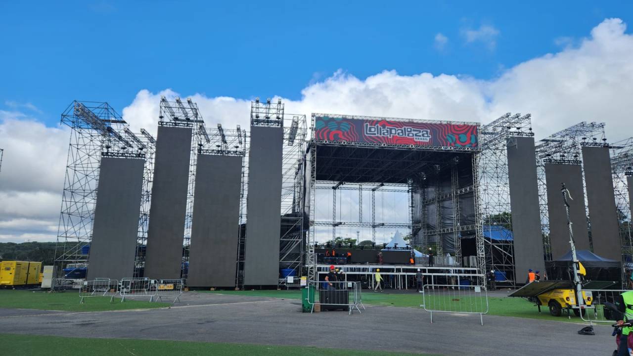 Palco do Lollapalooza em preparação
