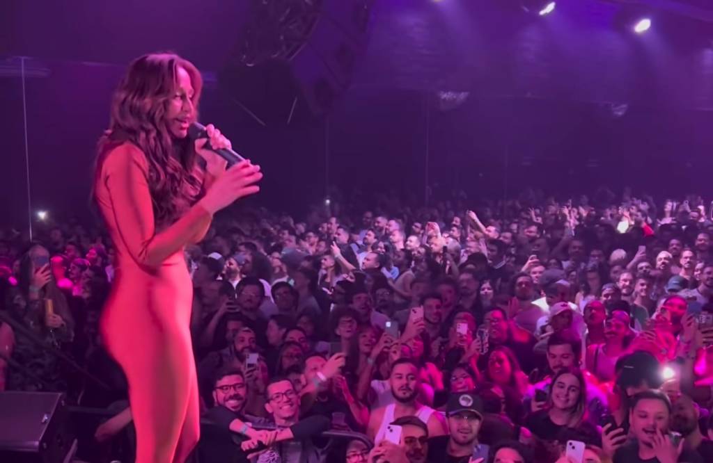 Camila Pitanga festeja final de novela em boate em SP