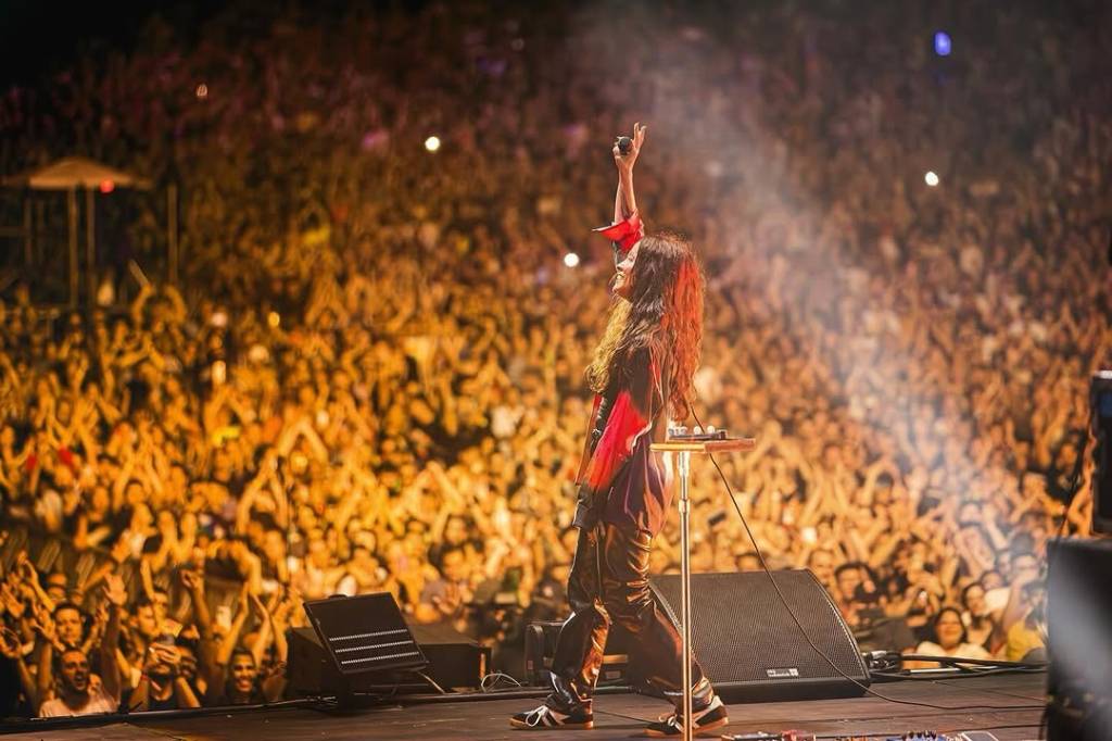 “Me sinto em casa”: Alanis Morissette compartilha fotos de show em SP