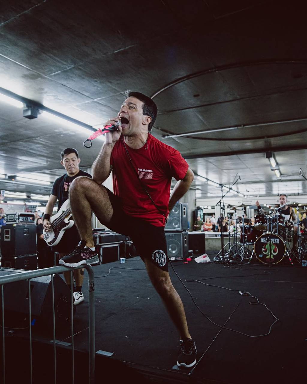 Show do Deadfish na Estação da Sé leva passageiros à loucura; veja