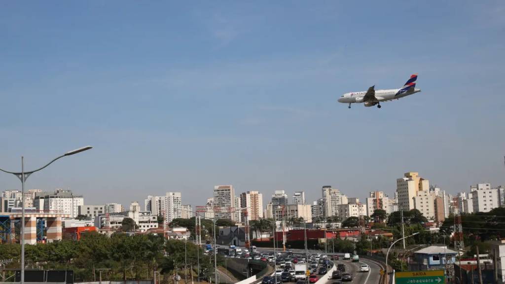 Funcionário terceirizado morre atropelado por ônibus no Aeroporto de Congonhas