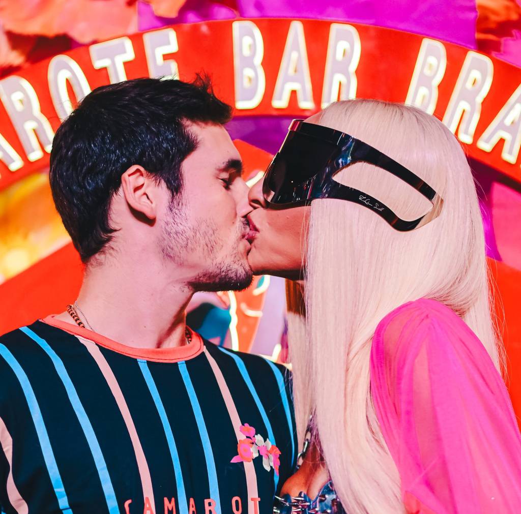 Sabrina, Nicolas e mais um desfile de famosos no Camarote Bar Brahma