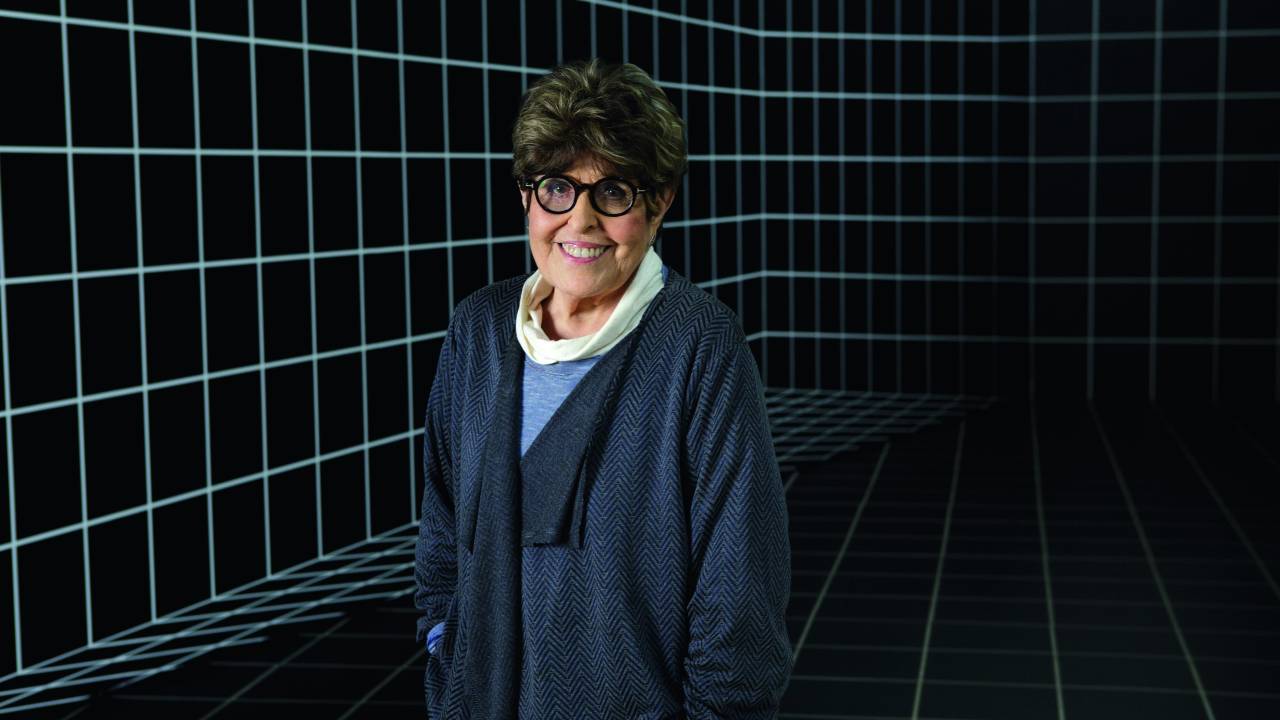 Regina diante da obra Graphos, em cartaz na Luciana Brito Galeria