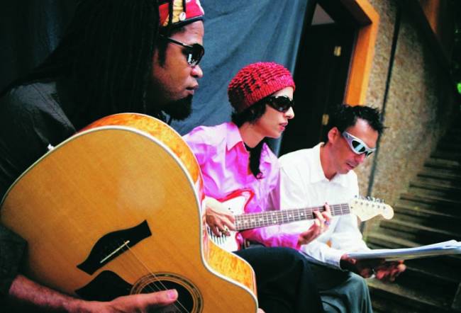 3 Carlinhos Brown, Marisa Monte e Arnaldo Antunes, que formam o conjunto Tribalistas em 2002 crédito Jorge Rosenberg_DEDOC.jpg tribalhistas-arnaldo-antunes