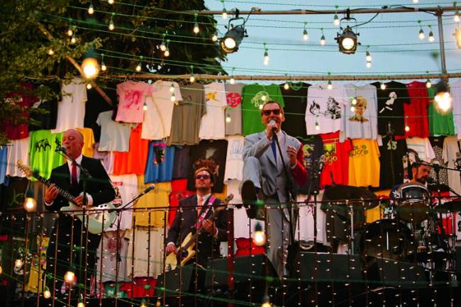 4 Edgard Scandurra e Arnaldo Antunes durante a gravação do DVD _Ao Vivo Lá em Casa em 2010 crédito Fernando Laszlo_DEDOC.jpg arnaldo-antunes