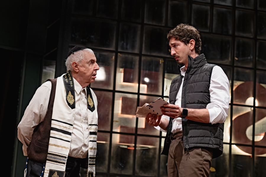 “Visitando o Sr. Green”, com Elias Andreato, tem temporada prorrogada