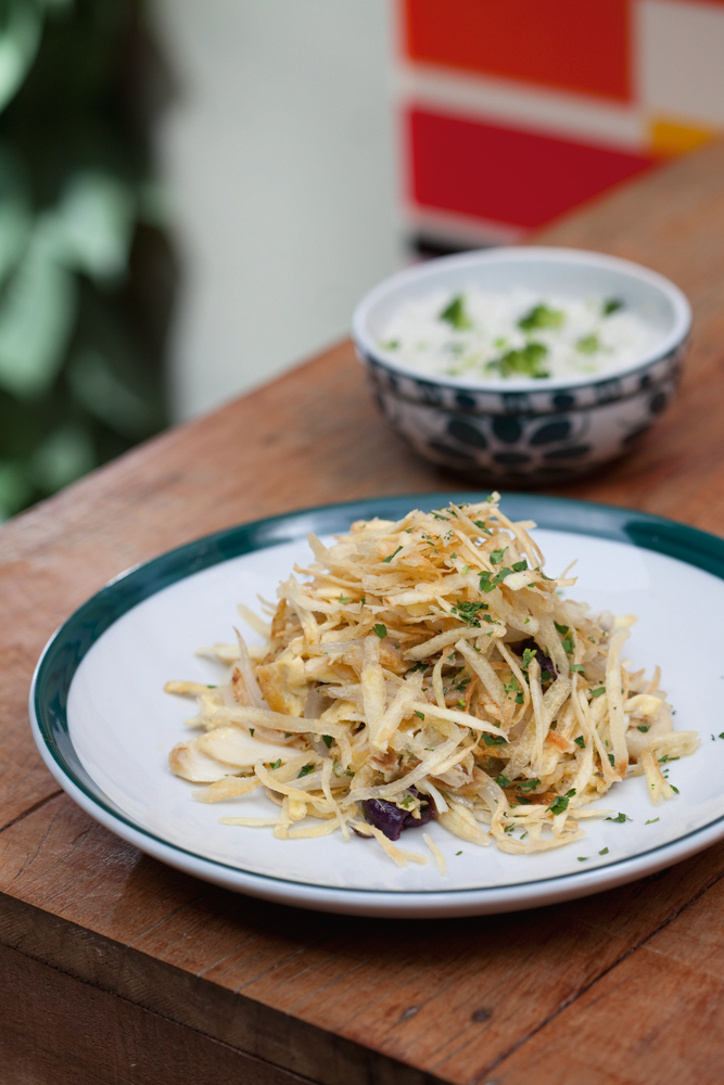 Bacalhau à Bras_Casa Tavares.jpg Bacalhau em prato branco