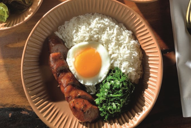 Pratos com comida visto de cima