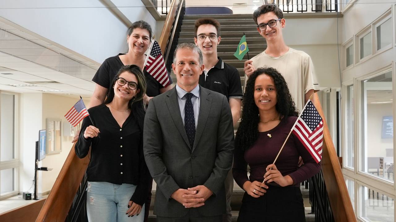 Cônsul-geral Richard Glenn em encontro com professores e alunos participantes da feira internacional de ciências