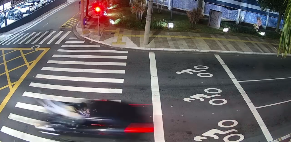 Jovens morrem atropeladas em avenida na Grande SP; veja acidente