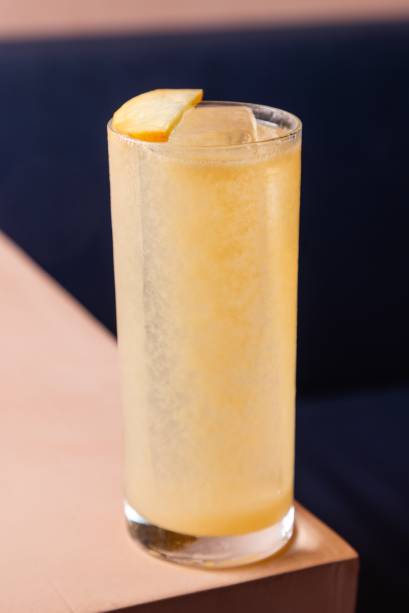 Feferida, serivdo no Alba:  drinque com vermú de caju