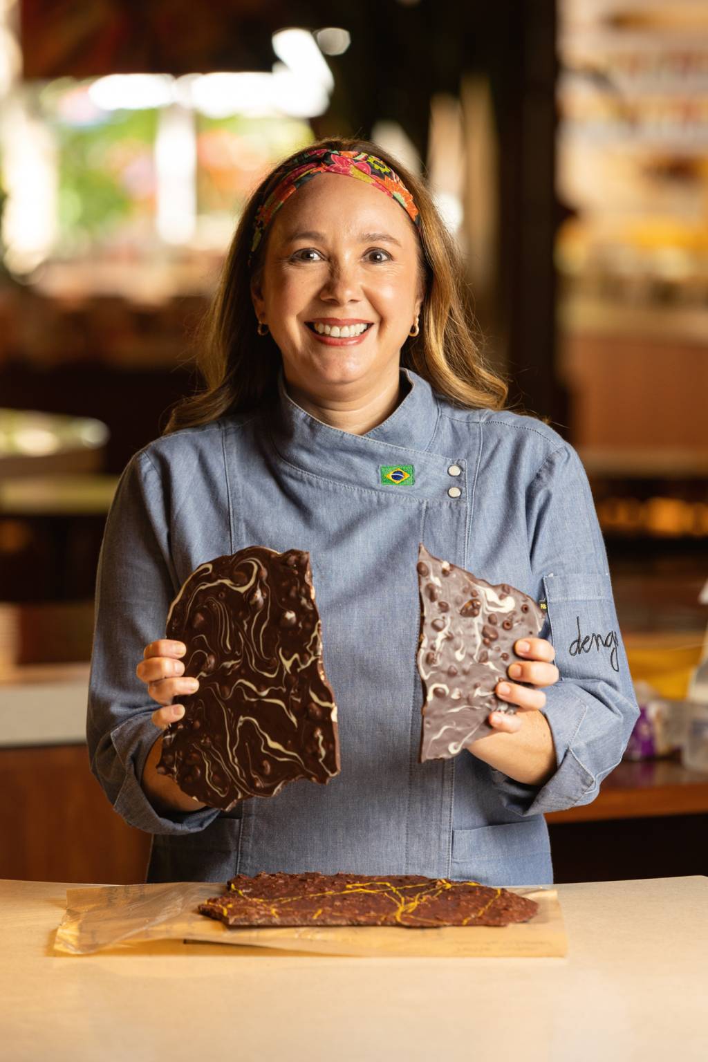 DENGOFoto: Leo Martins Mulher segurando chocolates e sorrindo