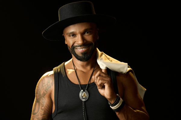 Em novo show, Alexandre Pires canta hits sertanejos em ritmo de pagode