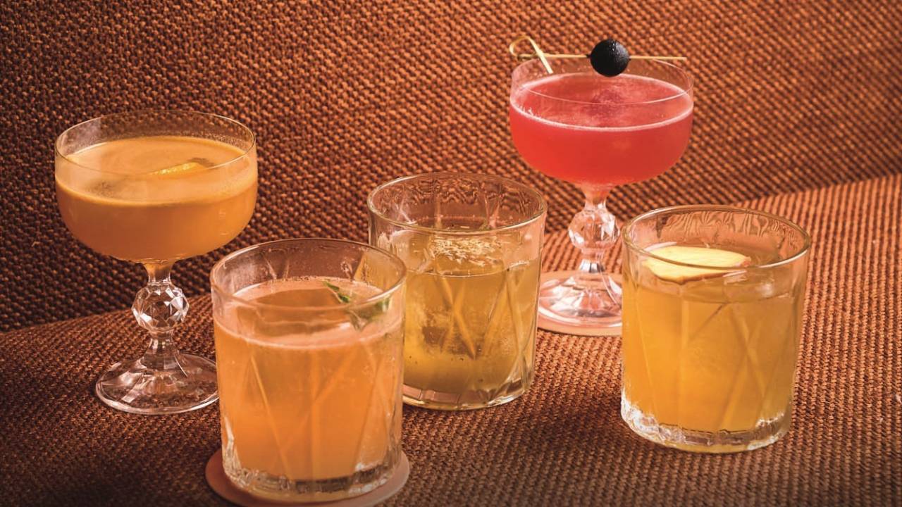 Bebidas laranjas com fundo escuro