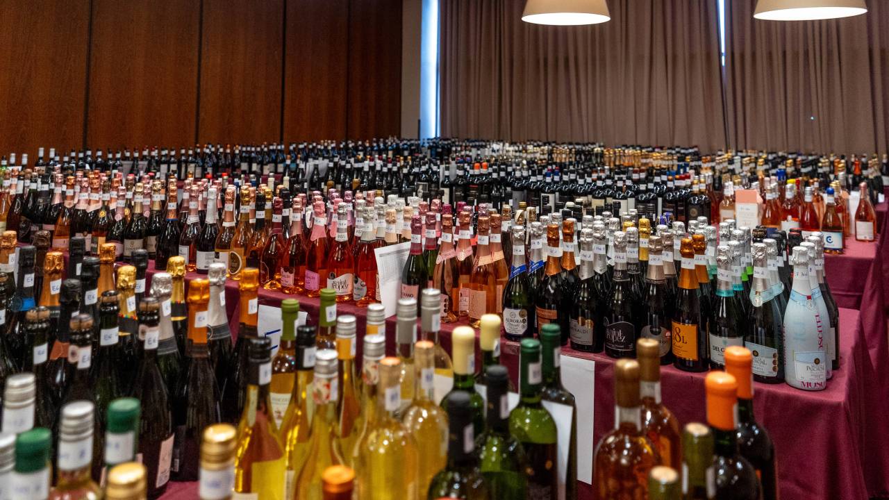 Mesa com muitas garrafas de vinhos