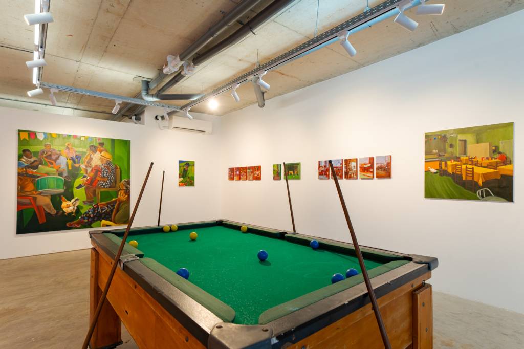 Galeria OMA abre nova sede com mesa de sinuca livre para uso do público