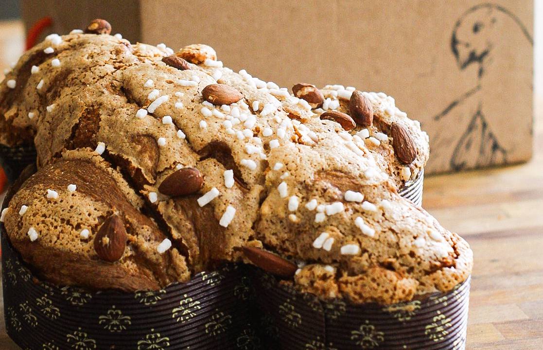 Colomba com outra atrás com embalagem aparecendo