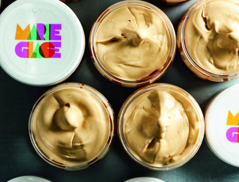 Potes de sorvetes com o logo e cor de doce de leite