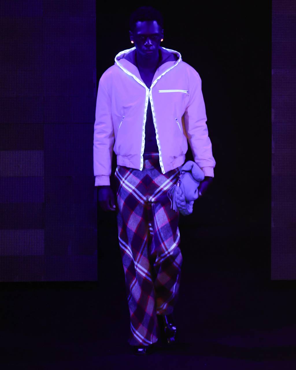 HERCHCOVITCH; ALEXANDREInverno Primavera 2025SPFW n59foto: Zé Takahashi Homem em look neon com calça quadriculada e jaqueta clara
