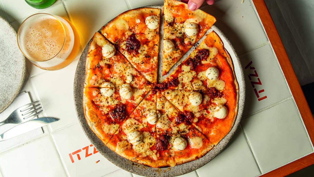 Pizza redonda com fatias cortadas