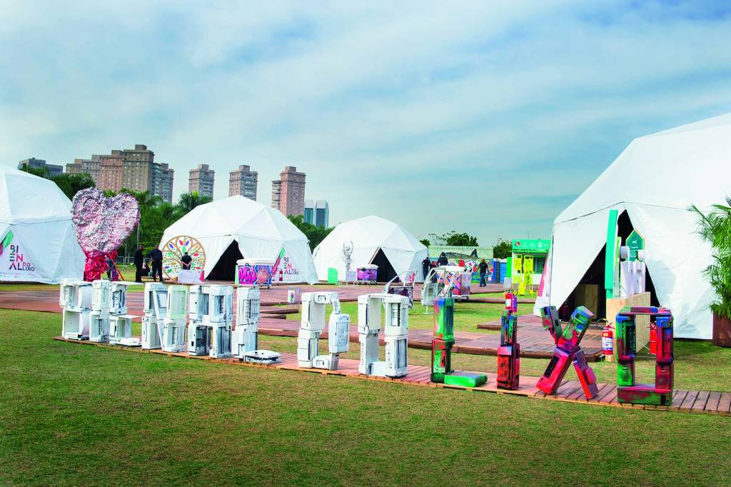Na segunda edição, Bienal do Lixo expõe casa construída com plástico