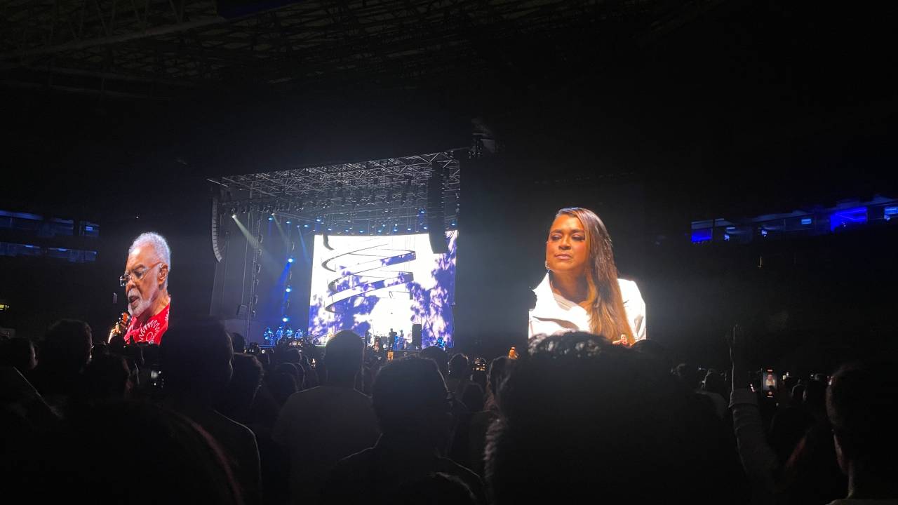 Gilberto Gil e Preta cantando "Drão" em show em São Paulo