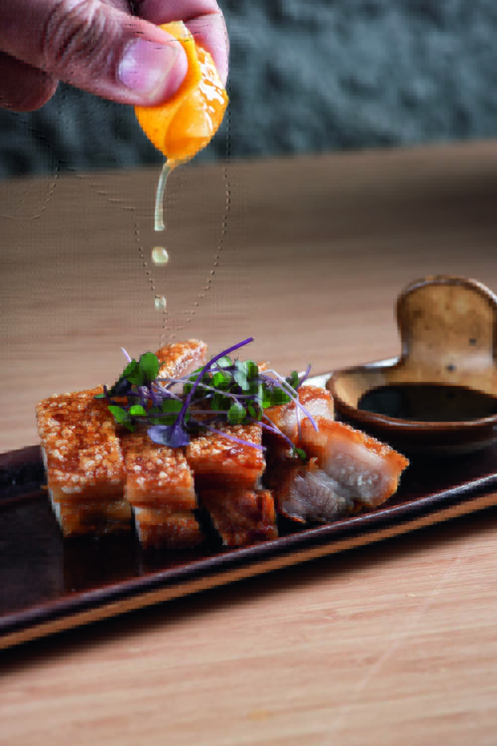 Kureiji – Pirarucu yaki – peixe grelhado no mix de missôs japonês e negro coreano com purê de mandioca na manteiga de garrafa mais gohan 027.jpg Porco crocante com fruta espremida em cima