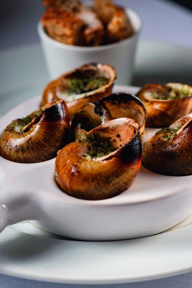 L’Avenue Escargots em cima de prato branco