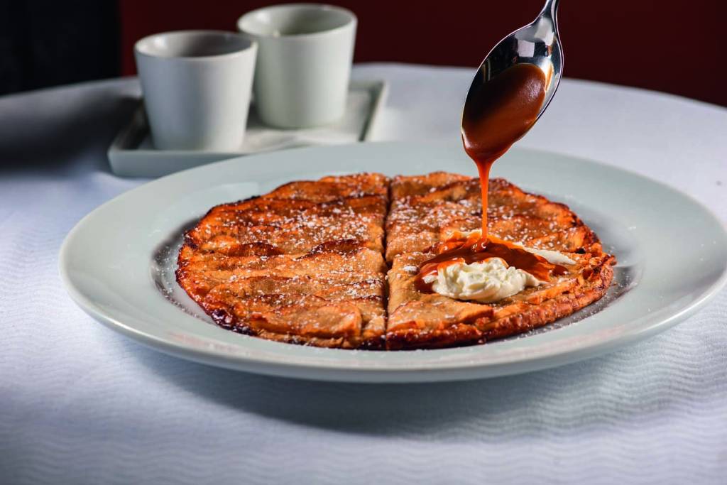 L’Avenue Torta em prato branco com chantili