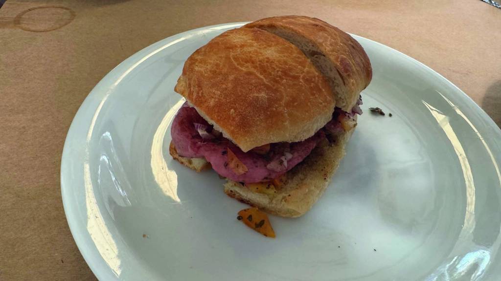 Martín Fierro – Arnaldo Lorençato (3).jpeg Lanche em prato branco
