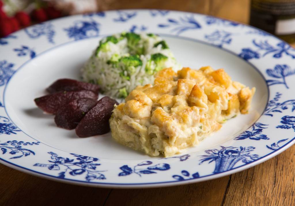 Mercearia do Conde_Bacalhau com Natas , Arroz de Brócolis e Peras ao Vinho Mario Rodrigues.jpeg Peixe com arroz e peras em prato com detalhe azul