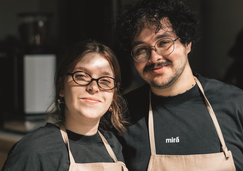 Duas pessoas abraçadas e sorrindo