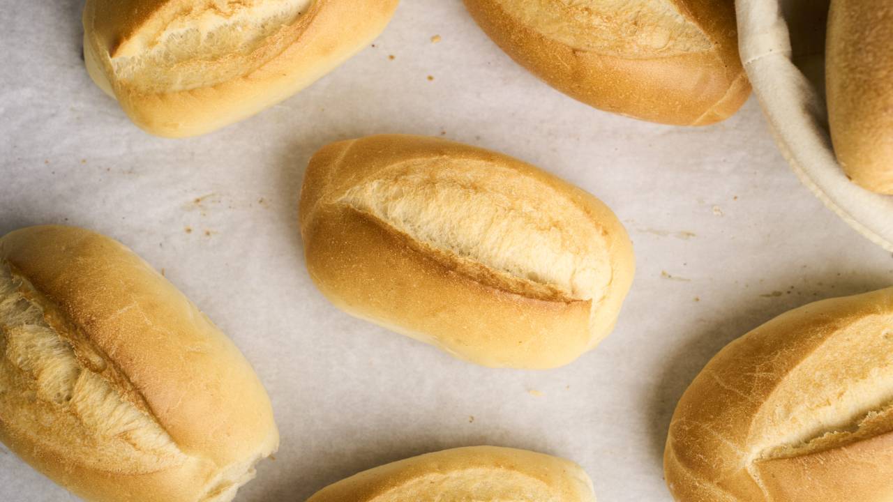 Pães espalhados em mesa branca