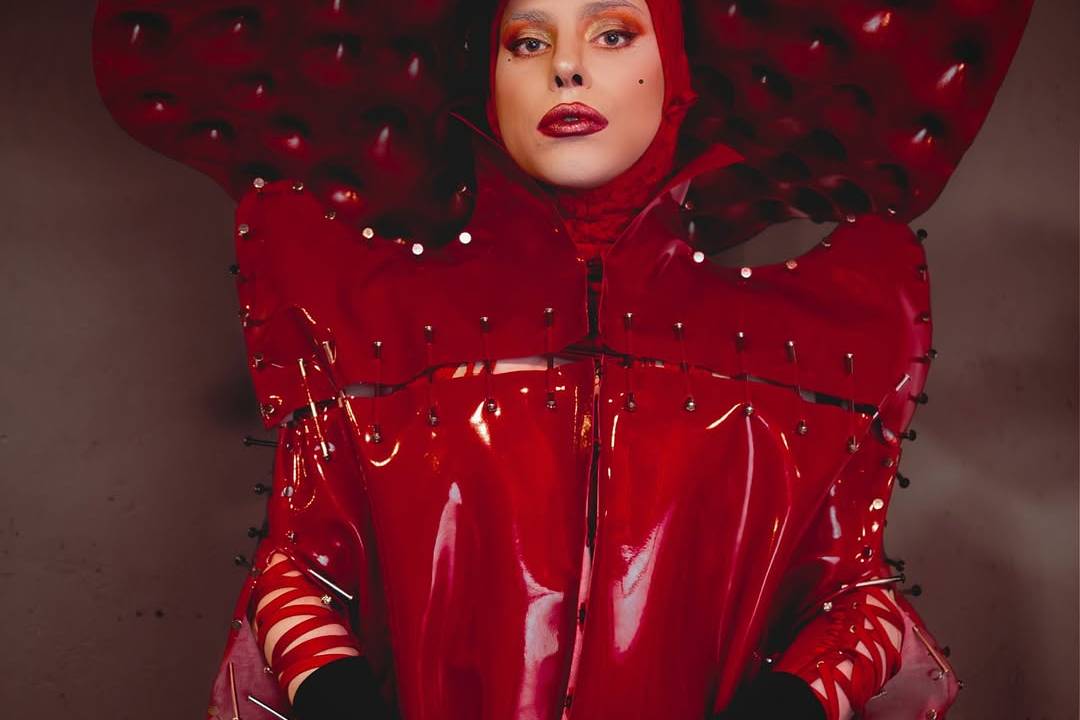 Cover de Lady Gaga em look de látex vermelho
