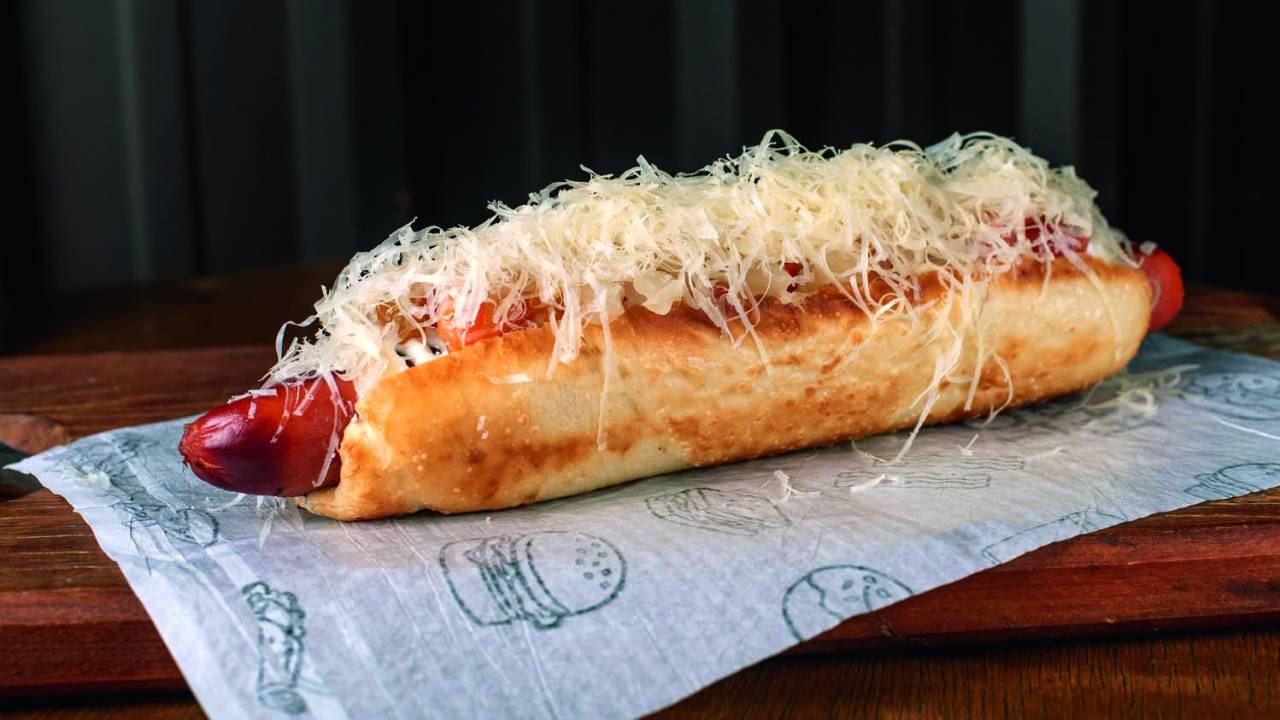 Sanduíche com queijo e salsicha