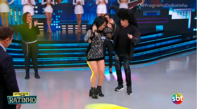 Sérgio Mallandro Sérgio-mallandro-em-palco-com-bailarina
