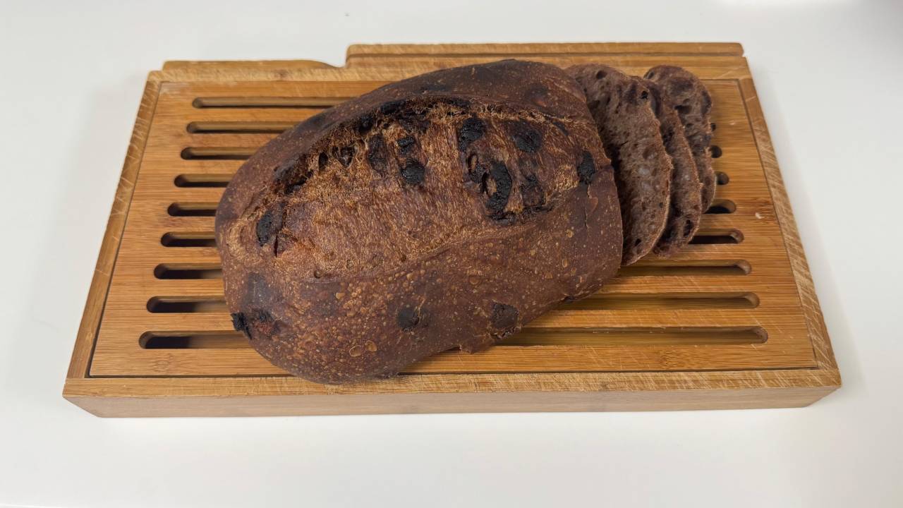 Pão achatado de fermentação natural sobre uma grade de madeira