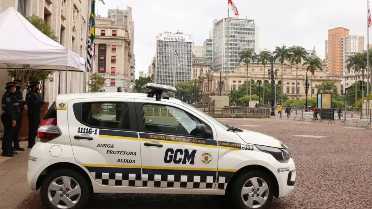 Carro da GCM no centro da cidade